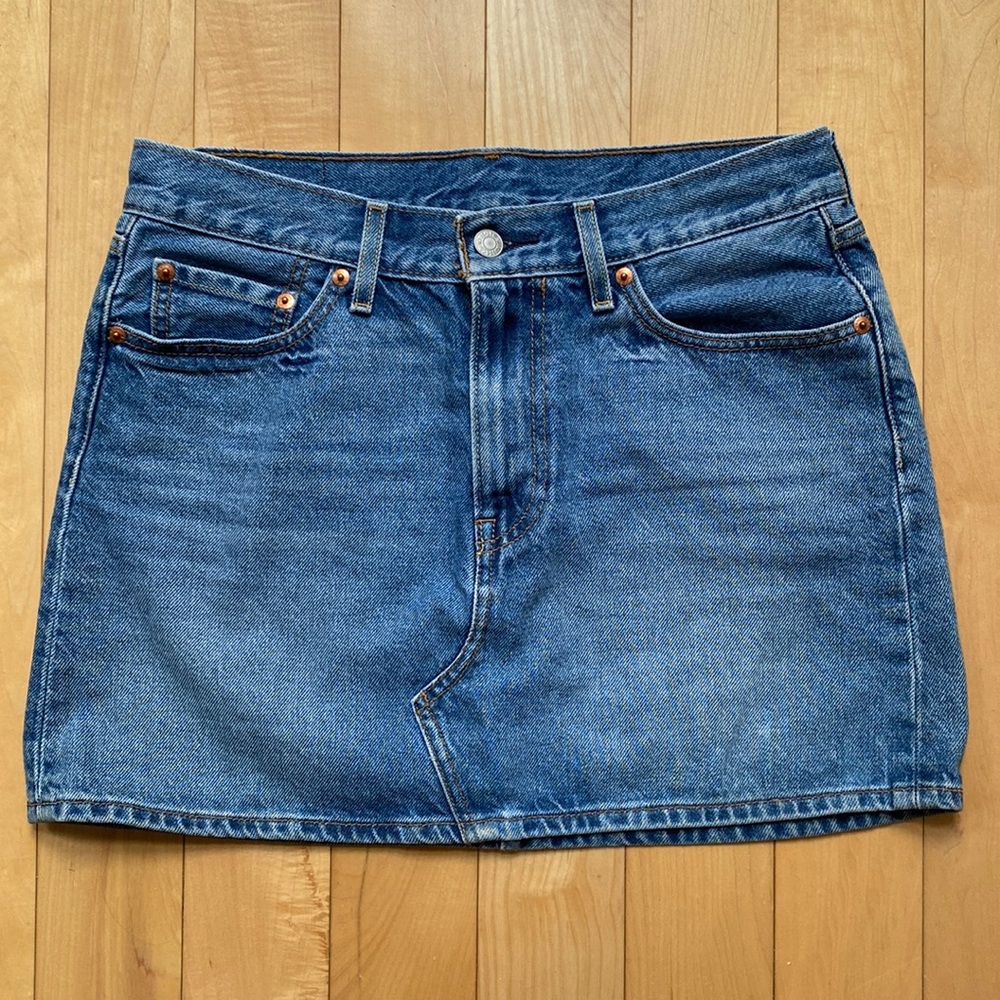 Levis skirt size 28
